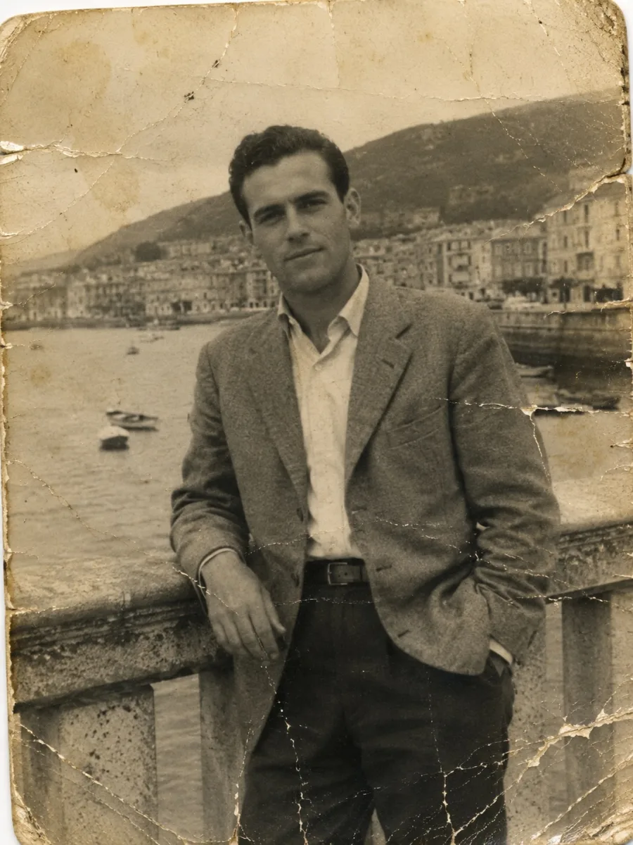 Fotografía antigua en sepia, agrietada y deteriorada